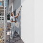 Handwerker streicht Fassade mit Profidur Fassadenprotect 510 Weiß und Farbroller.