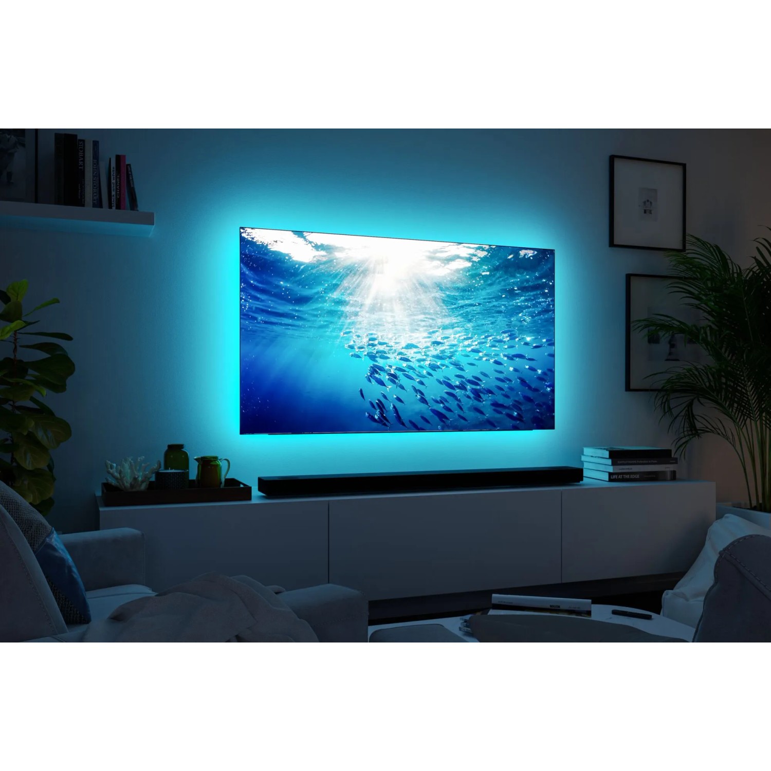 Paulmann MaxLED TV-Hintergrundbeleuchtung mit blauem LED-Streifen am 65 Zoll Fernseher.