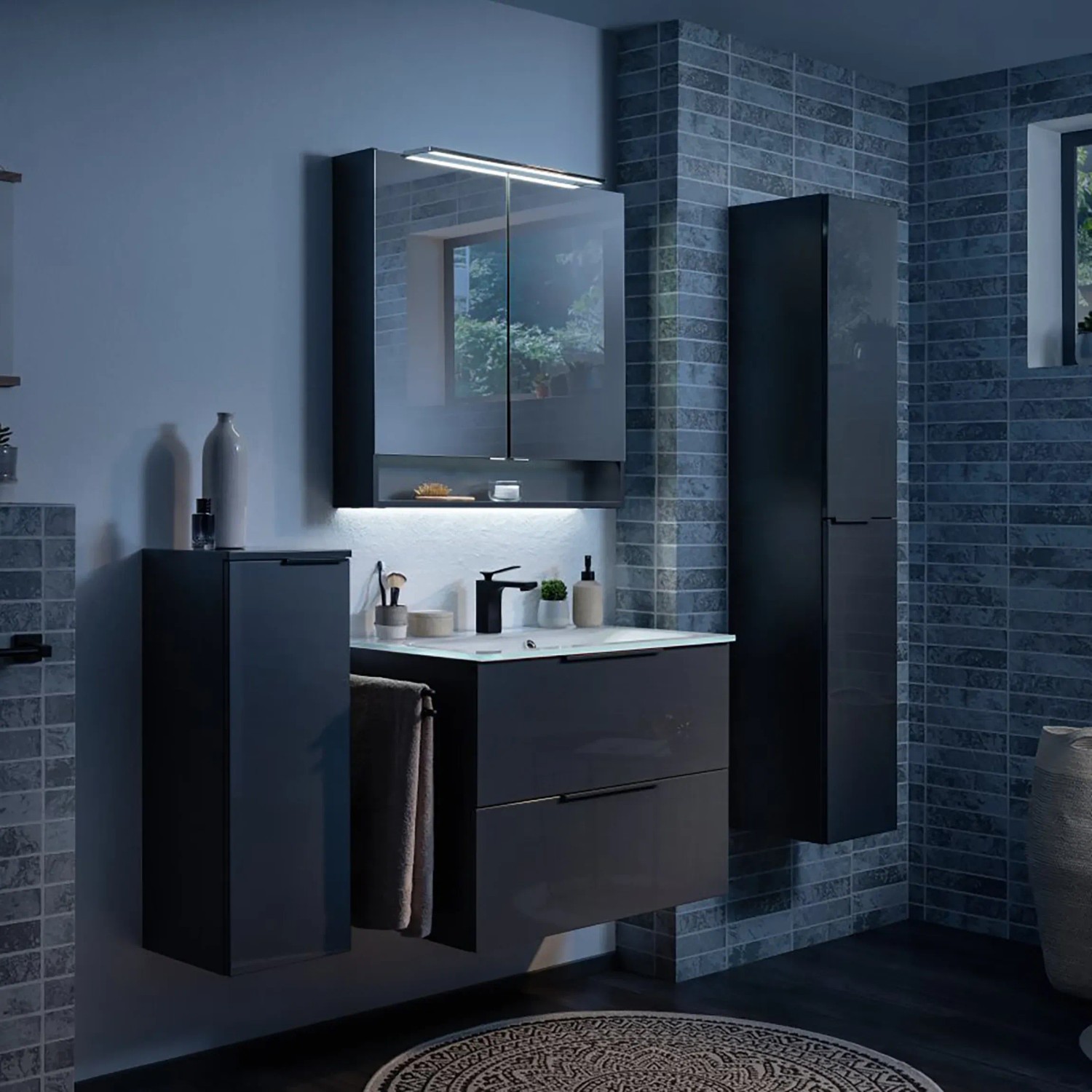 Fackelmann Luna Spiegelschrank, 80 cm, Anthrazit mit LED-Beleuchtung im Badezimmer.