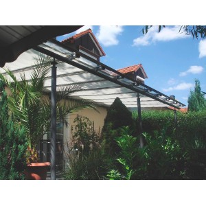 Floracord Sonnensegel-Bausatz, elfenbeinfarben, 420x140cm, montiert auf einer Terrasse.