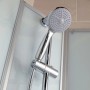 Detailaufnahme: Schulte Komplettduschkabine Ibiza mit Duschpaneel und Handbrause.