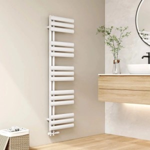 Weißer Emke Badheizkörper mit ovalen Röhren, als Handtuchwärmer im modernen Badezimmer vertikal an der Wand.