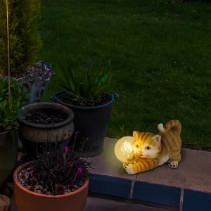 Näve LED-Solarleuchte Katze, 25 cm, für den Garten. Deko-Leuchte im Katzen-Design mit warmweißem Licht.