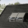 Velux Elektro-Rollladen SML, 55x70 cm, Alu, montiert auf einem Dachfenster.