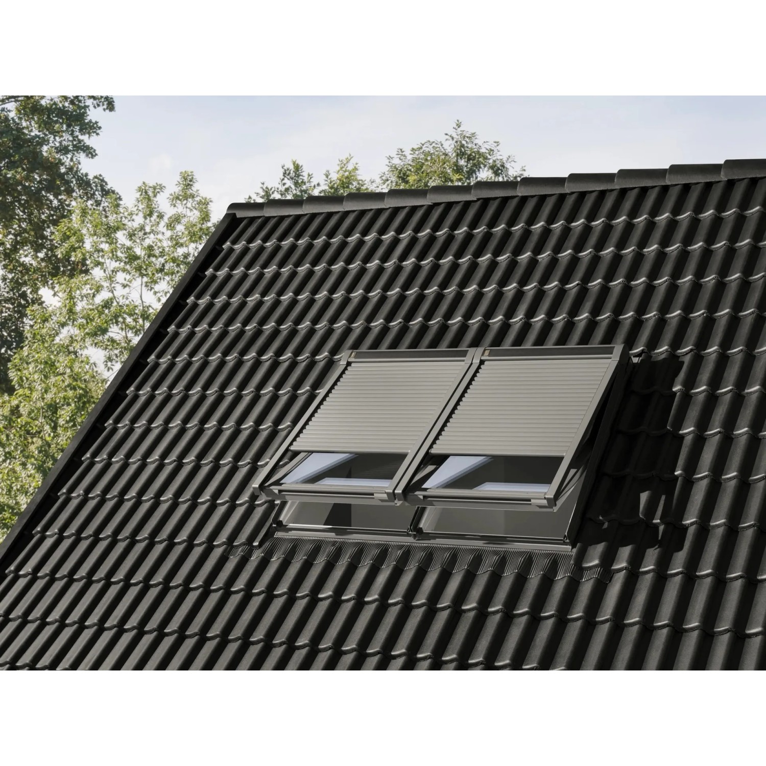 Velux Elektro-Rollladen SML, 55x70 cm, Alu, montiert auf einem Dachfenster.