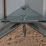 Detailaufnahme: Verankerung des Yardmaster Gerätehauses mit Bolzen und Schrauben.