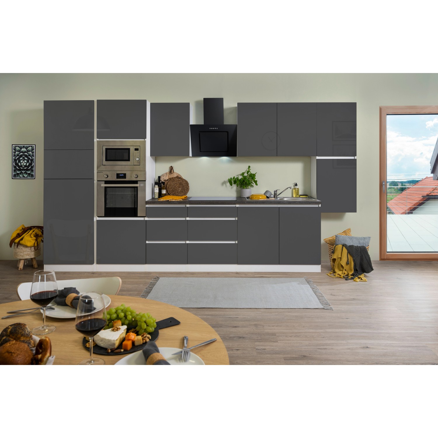 Moderne, graue Respekta Premium Küchenzeile (385 cm) mit grifflosen, weißen Elementen und E-Geräten.