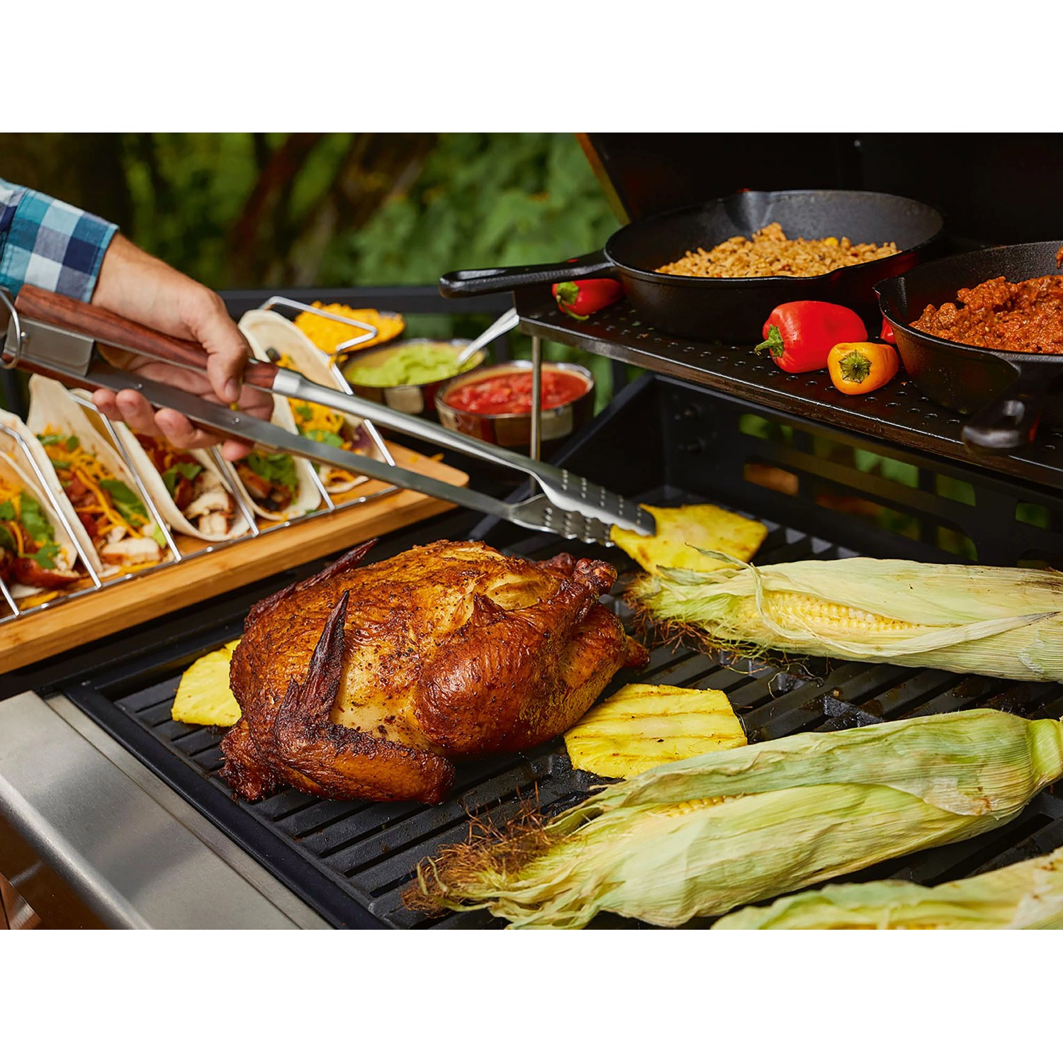 Pit Boss Kombi-Grill mit Hähnchen, Maiskolben und Tacos auf Grillfläche. Vielseitige Grillstation.