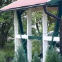Braune Kunststoff-Regenrinne (600 cm) am Satteldach-Carport. Zubehör für Skan Holz Carports.