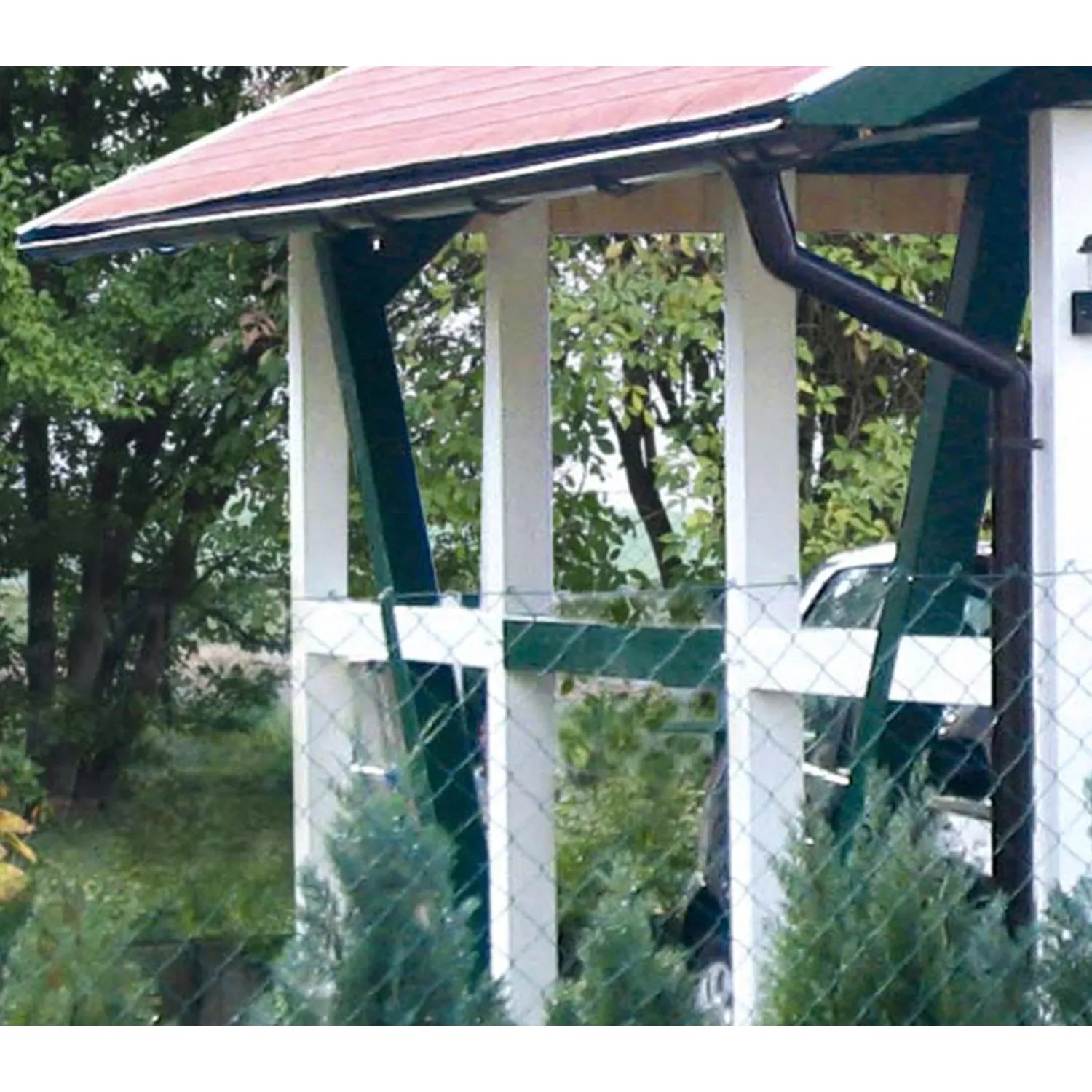 Braune Kunststoff-Regenrinne (600 cm) am Satteldach-Carport. Zubehör für Skan Holz Carports.
