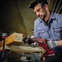 Einhell Akku-Universalsäge TP-AP 18/28 im Einsatz beim Sägen eines Holzstücks.