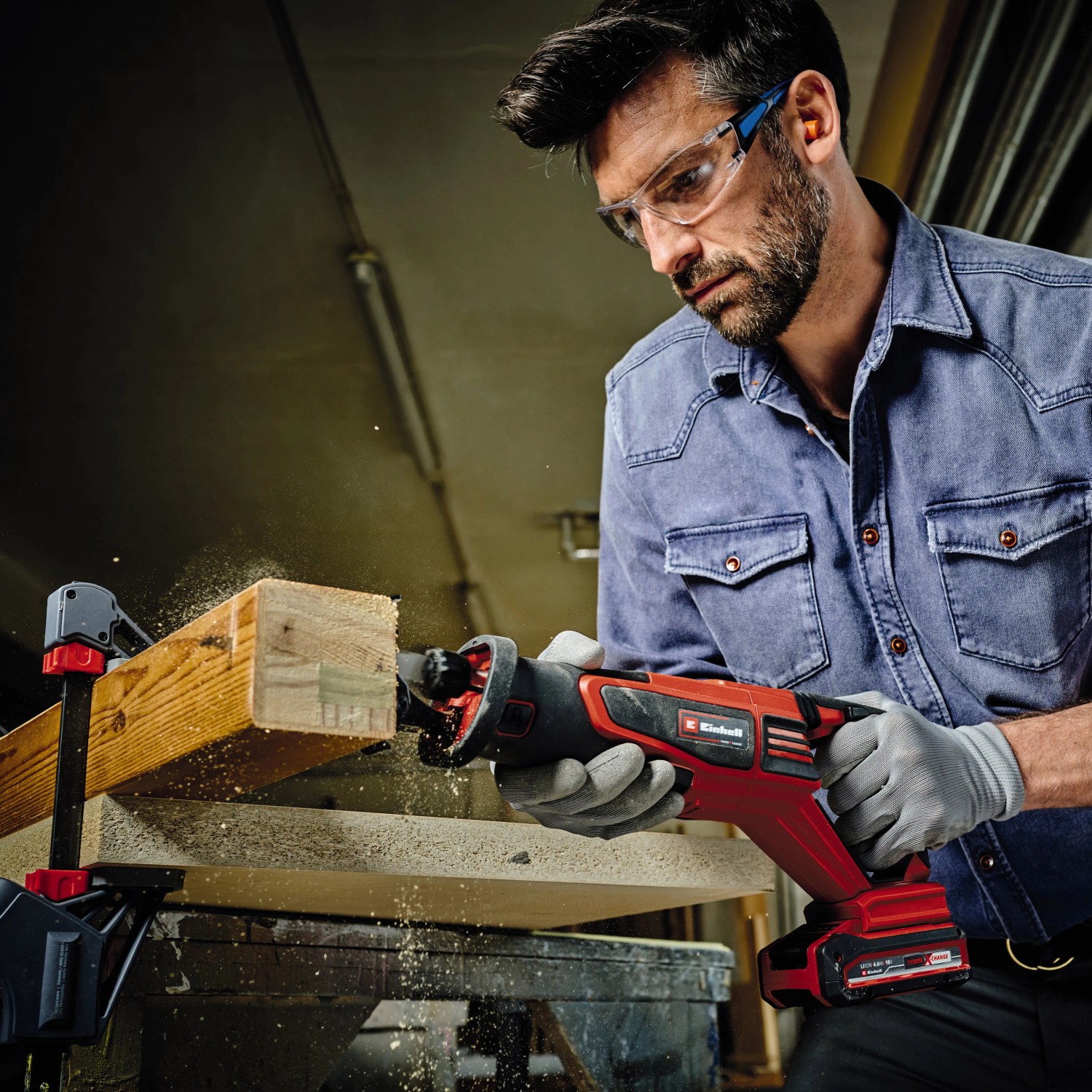 Einhell Akku-Universalsäge TP-AP 18/28 im Einsatz beim Sägen eines Holzstücks.