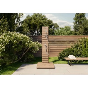 FinnTherm Gartendusche XS aus Thermoholz mit Chrom-Armatur vor Gartenkulisse.