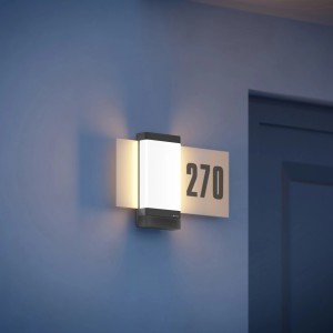 Anthrazitfarbene Steinel LED-Hausnummernleuchte L270 SC mit Bewegungsmelder an blauer Wand.