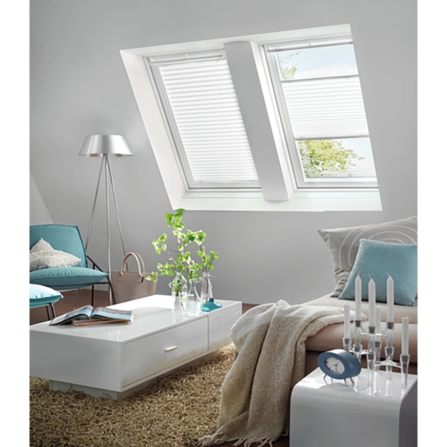 Weißes Gardinia Dachfenster-Plissee mit Saugnäpfen im modernen Wohnraum.