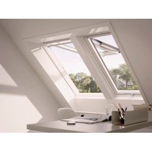 Velux Klapp-Schwingfenster aus Kunststoff, 66x118 cm, geöffnet im Dachgeschoss.