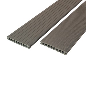 Rettenmeier WPC Terrassendiele Esche Grau, geriffelte Oberfläche, Querschnitt mit Hohlkammern.