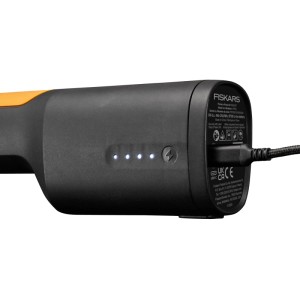 Nahaufnahme der schwarzen Fiskars Akku-Gartenschere, die über USB-C lädt. Leuchtende LEDs zeigen den Akku-Status an.