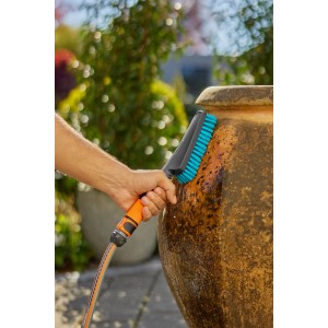 Gardena Cleansystem Handbürste Hard S mit Schlauchanschluss im Einsatz an einer Vase.