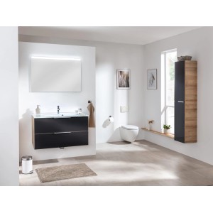 Badezimmer mit Fackelmann Hochschrank B.Brillant in Asteiche/Anthrazit, lackiertem Glas und Waschtisch.