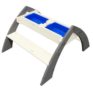 Sand- und Wassertisch Delta mit zwei blauen Wannen, grau-weiße Holzkonstruktion.