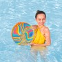 Frau im Pool mit buntem Bestway Wasserball Tie-Dye Twist, Ø 46 cm.