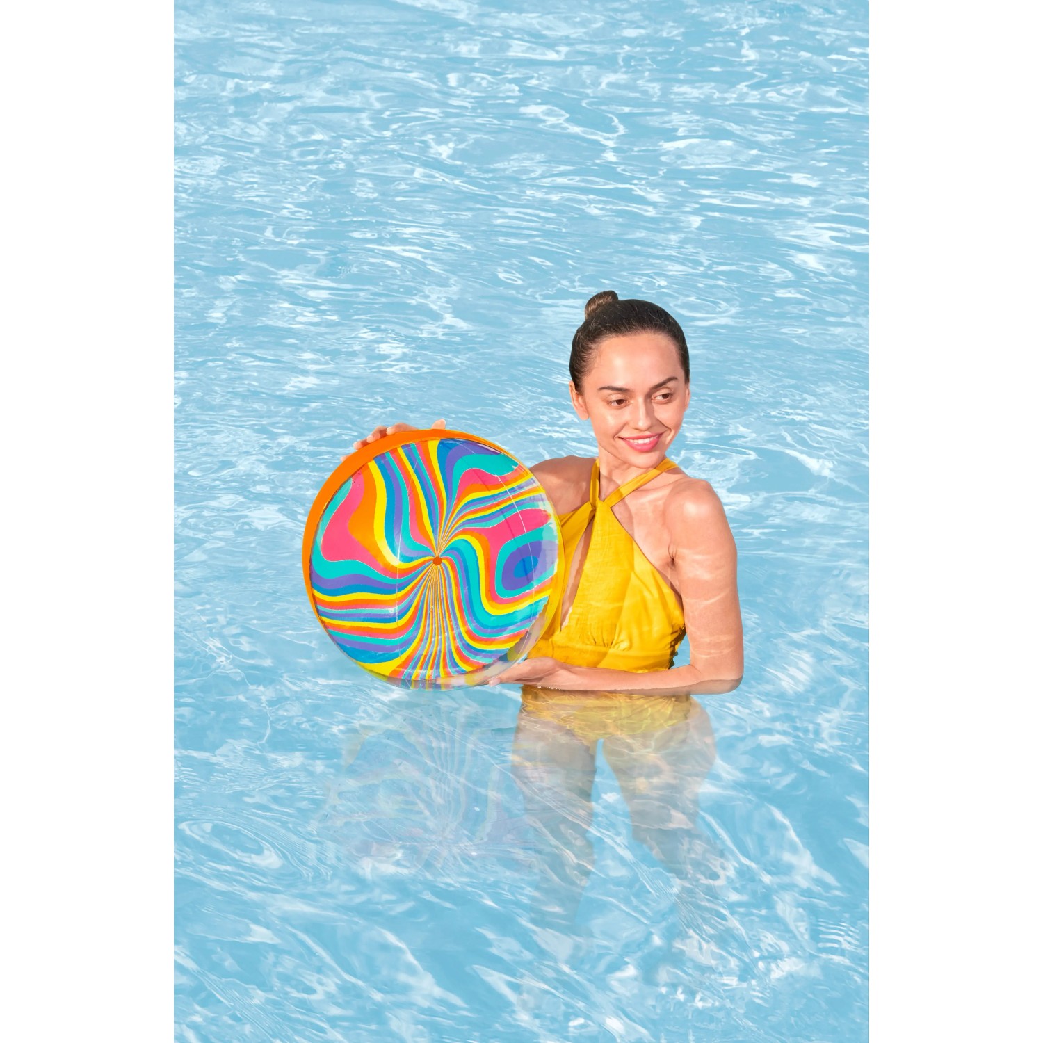 Frau im Pool mit buntem Bestway Wasserball Tie-Dye Twist, Ø 46 cm.