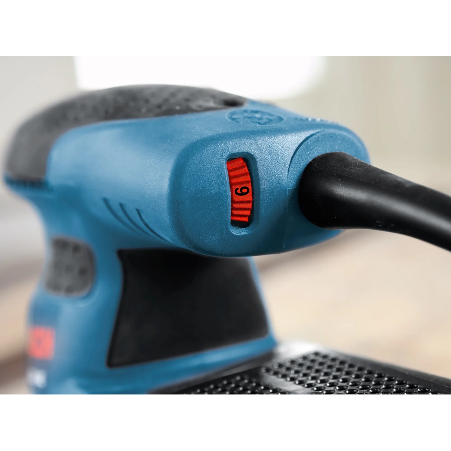 Detailaufnahme: Bosch Professional Exzenterschleifer GEX 125-1 AE mit Drehzahleinstellung.