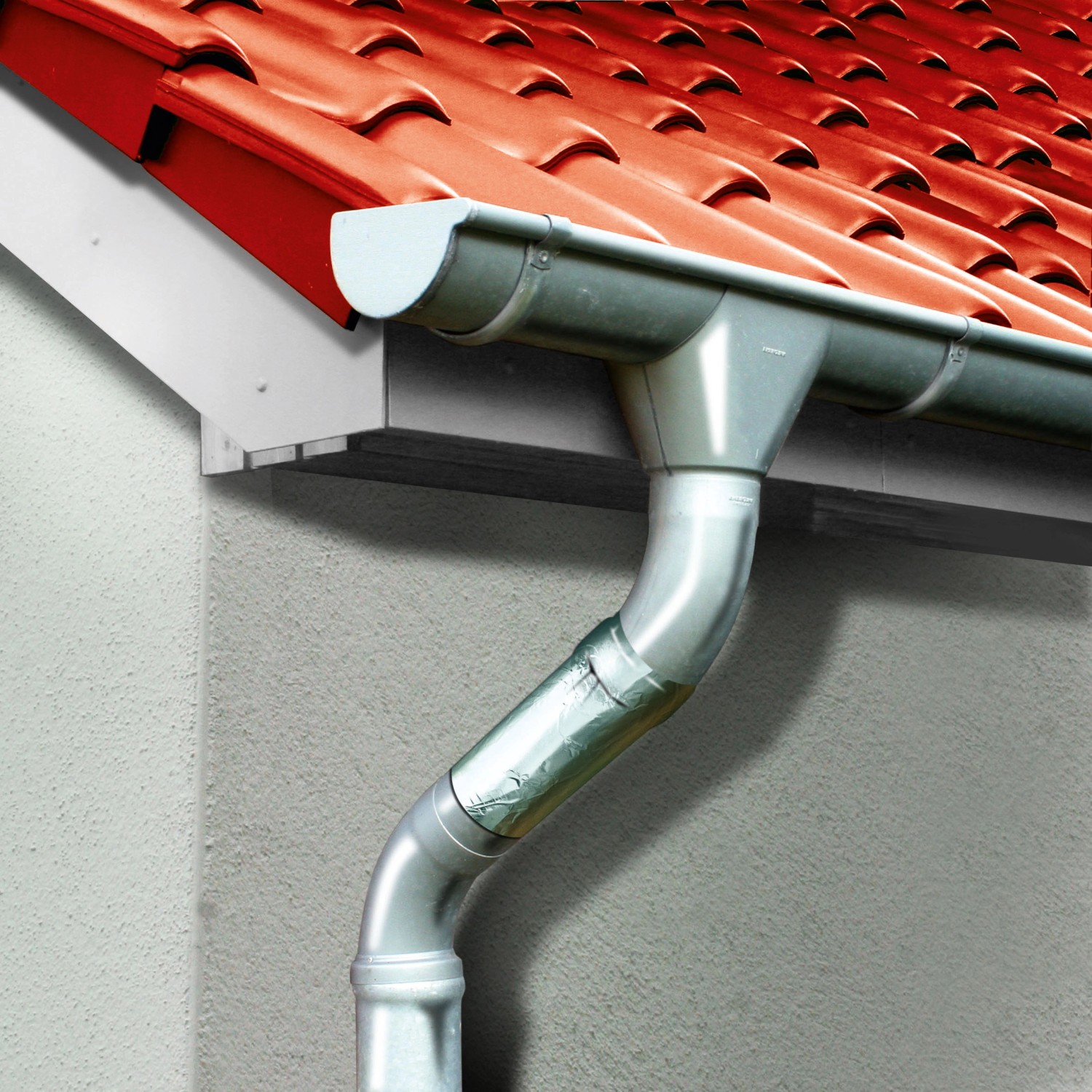 Reparierte Dachrinne mit MEM Bitumen-Band Alu 7,5cm x 10m. Bauabdichtung am Haus.