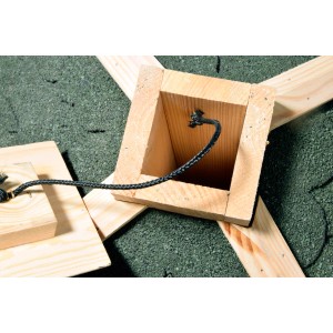 Detailaufnahme Vogelhaus mit grünem Bitumen-Dach, Turmspitze und Aufhängung.