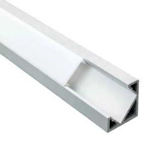 Silbernes Aluminium Eckprofil mit opalweißem Diffusor für LED Streifen. Kompaktes Design für indirekte Beleuchtung in Ecken.