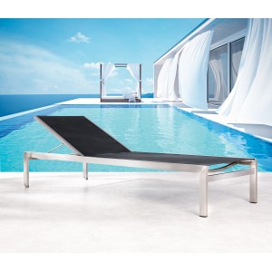 Rollliege Marbella aus Edelstahl mit schwarzer Textilbespannung vor Pool.