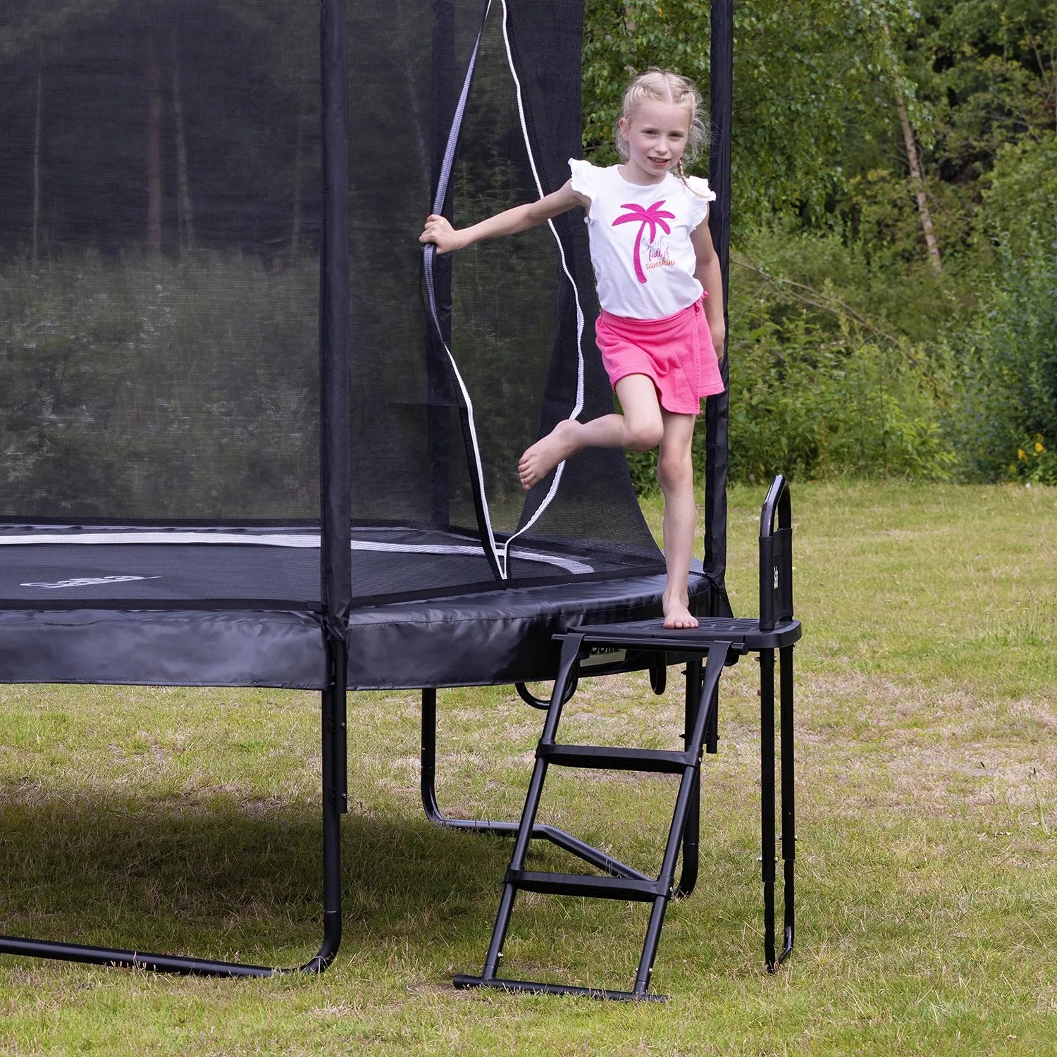 Salta Plattform für Trampolin mit Kind beim Aufstieg. Trampolin-Zubehör für sicheren Zugang.