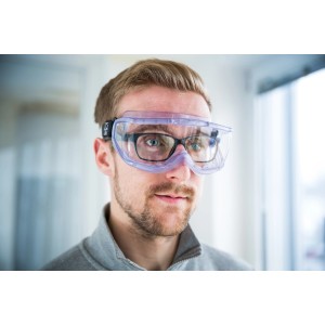 Transparente LUX Schutzbrille mit Band, geeignet für Brillenträger, Augenschutz.