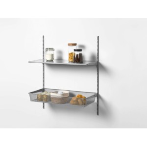 Regal mit Alu-weißem Drahtgitterkorb und Ablage, bestückt mit Vorratsgläsern und Dosen.