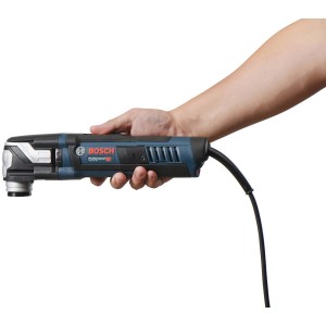 Bosch Professional GOP 55-36 Multicutter in Hand, blau/schwarz, für Multitools & Spezialwerkzeuge.