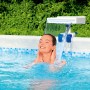 Frau genießt Bestway Pool-Wasserfall mit LED-Licht im Pool.