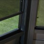 Detailansicht Fenster mit Moskitonetz des Sojag Pavillon Charleston 384x384 cm.