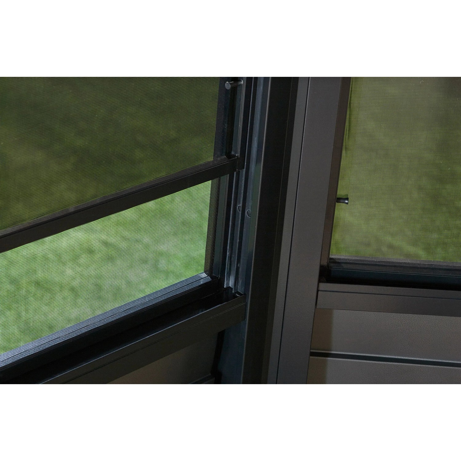 Detailansicht Fenster mit Moskitonetz des Sojag Pavillon Charleston 384x384 cm.