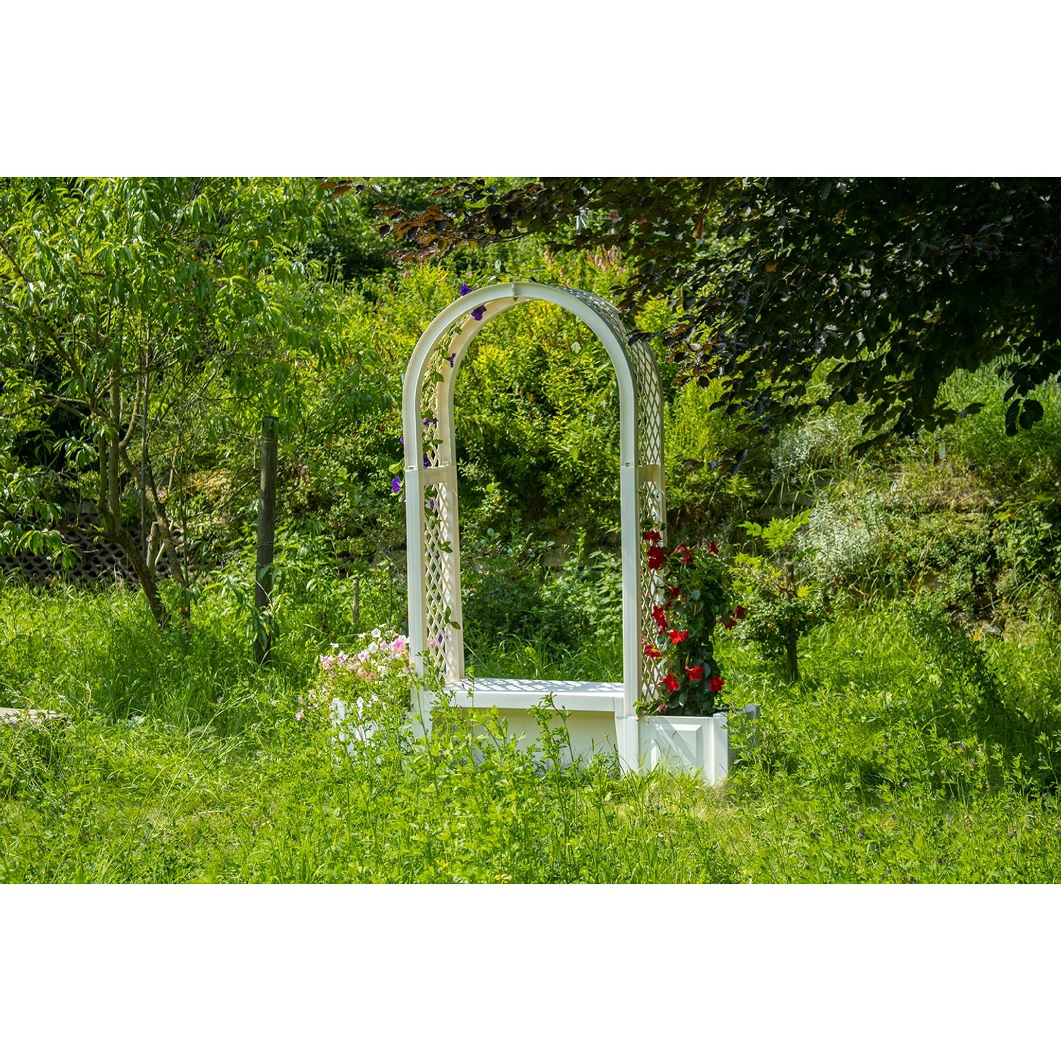 Weiße KHW Gartenbank Brüssel mit Rosenbogen und integrierten Pflanzkästen im Garten.