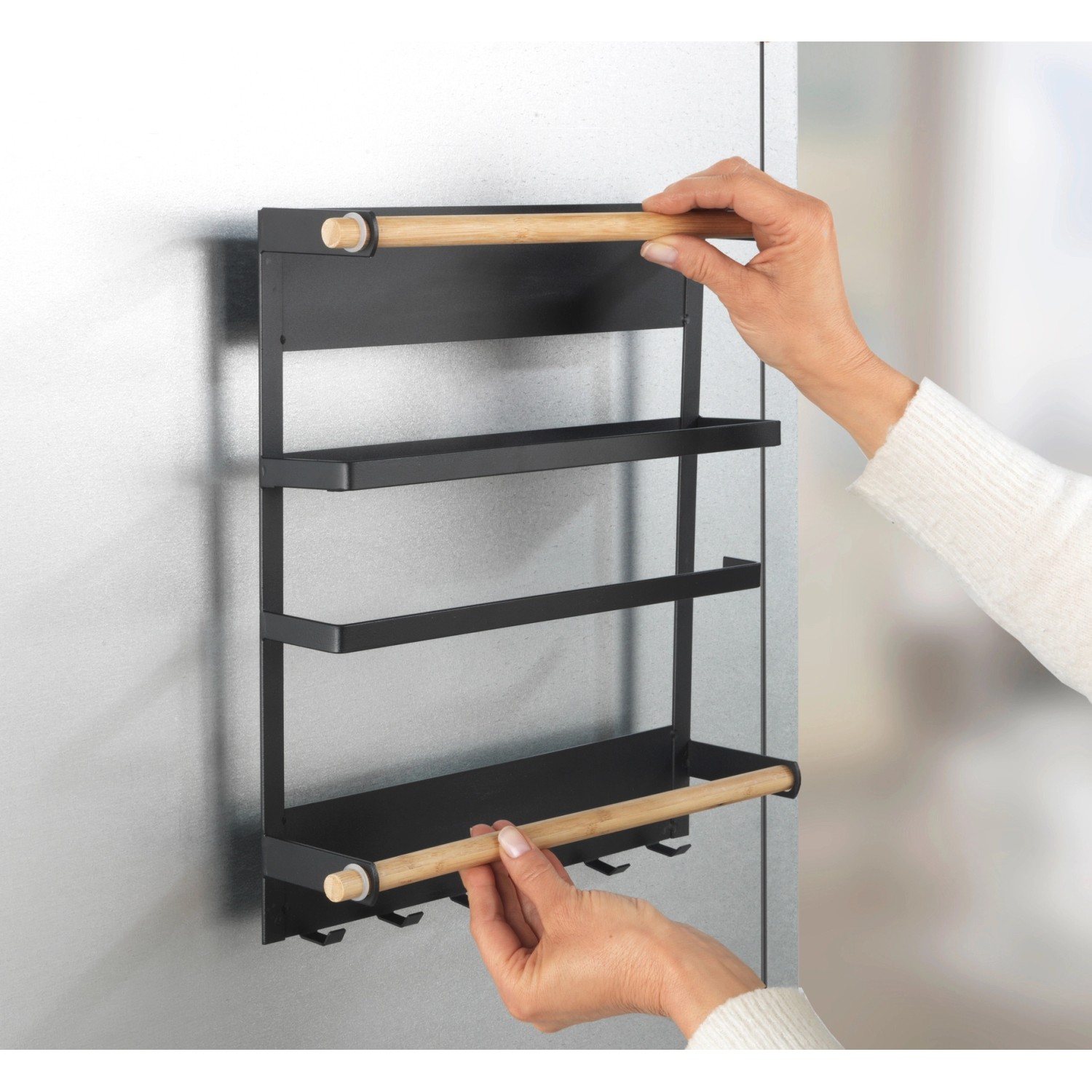 Wenko Küchenregal Magna Schwarz mit Ablagen, Handtuchhalter und Haken zur magnetischen Befestigung.