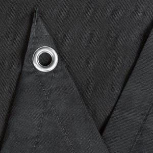 Detailaufnahme eines dreieckigen, anthrazitfarbenen Sonnensegels mit Öse.