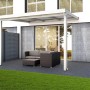 Weiße Terrassenüberdachung Premium 309x306 cm mit Polycarbonat-Dach und Sitzgruppe auf Terrasse.