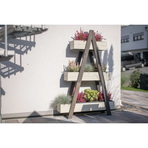 Westmann Pflanzenregal Ella aus Holz, grau, mit drei Pflanzkästen und Bepflanzung.