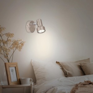 Briloner LED-Spot, 1-flammig, Nickel matt, an Schlafzimmerwand montiert.
