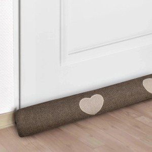 Beautissu Zugluftstopper 2er Set Tuuli HR Braun, 90cm, mit Herz-Applikation vor weißer Tür.