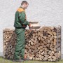 Wolfcraft Stapelhilfe für Kaminholz, befüllt mit Holzscheiten. Eine Person befüllt das Regal.