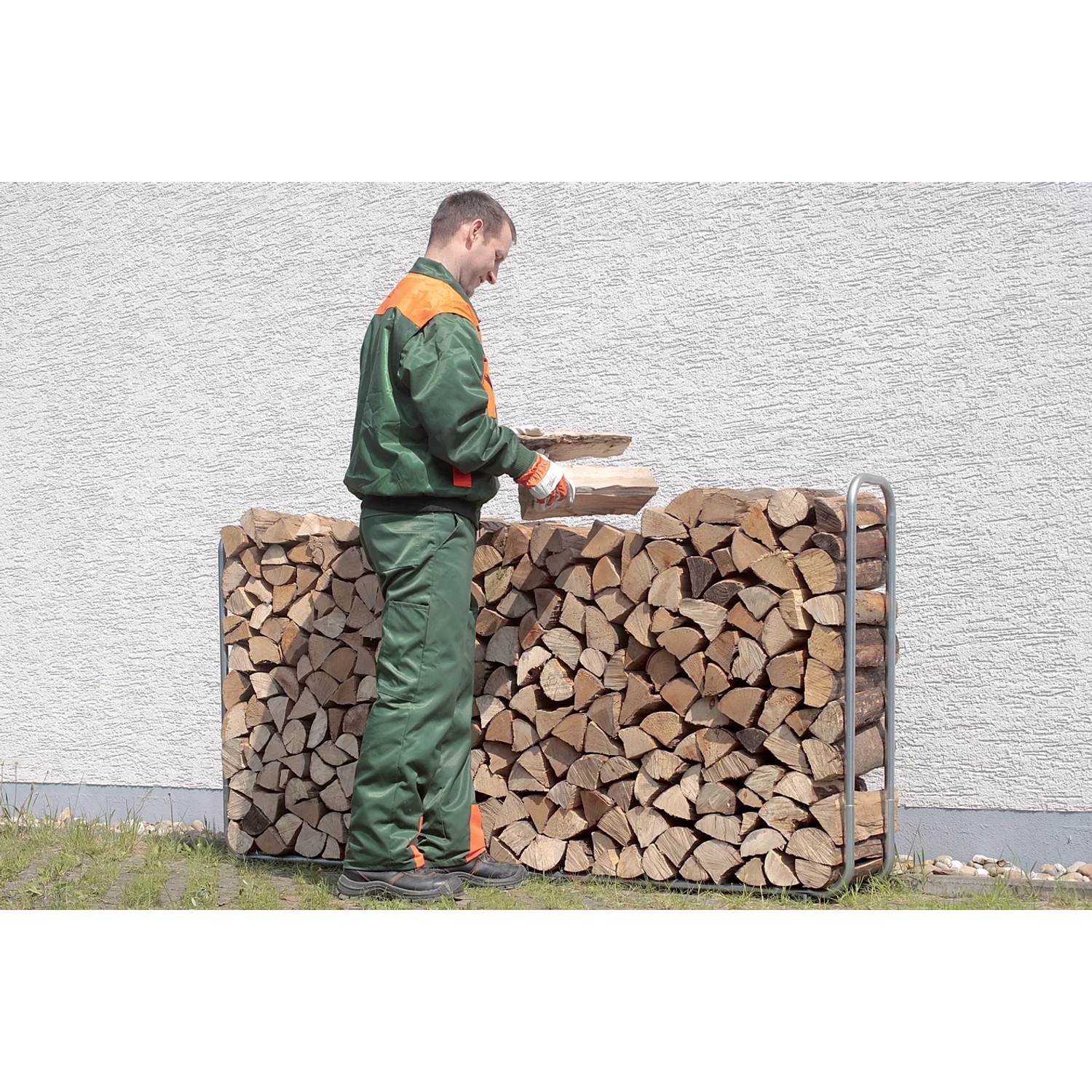 Wolfcraft Stapelhilfe für Kaminholz, befüllt mit Holzscheiten. Eine Person befüllt das Regal.