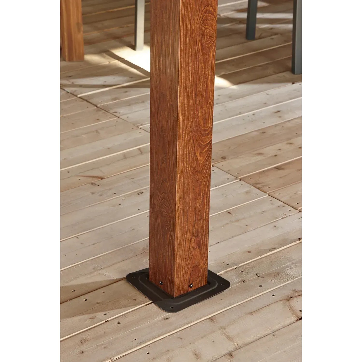 Detailansicht eines Holzpfostens des Sojag Pavillon Valencia mit Bodenbefestigung.