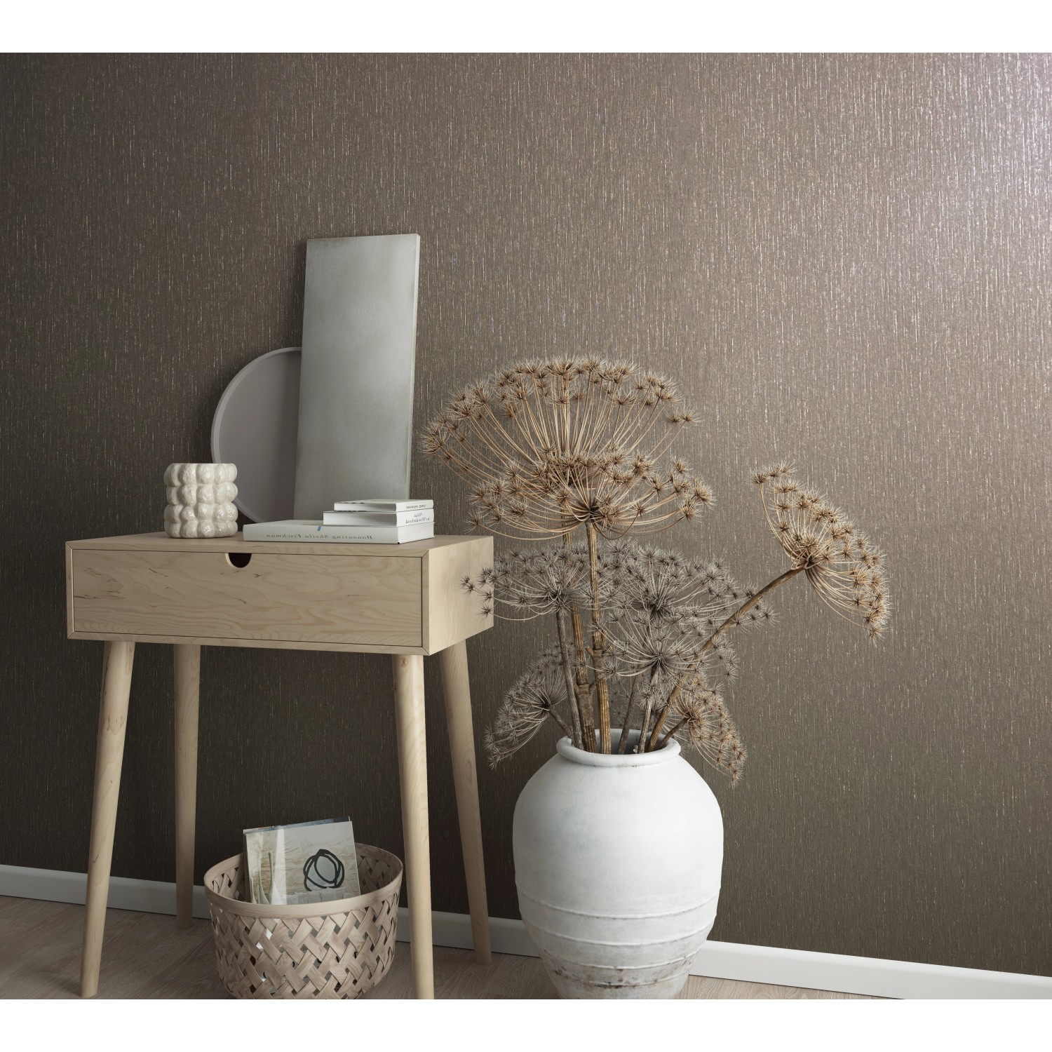 Marburg Vliestapete Villa Romana 53 Uni Braun an Wand, kombiniert mit Tisch und Dekoration.